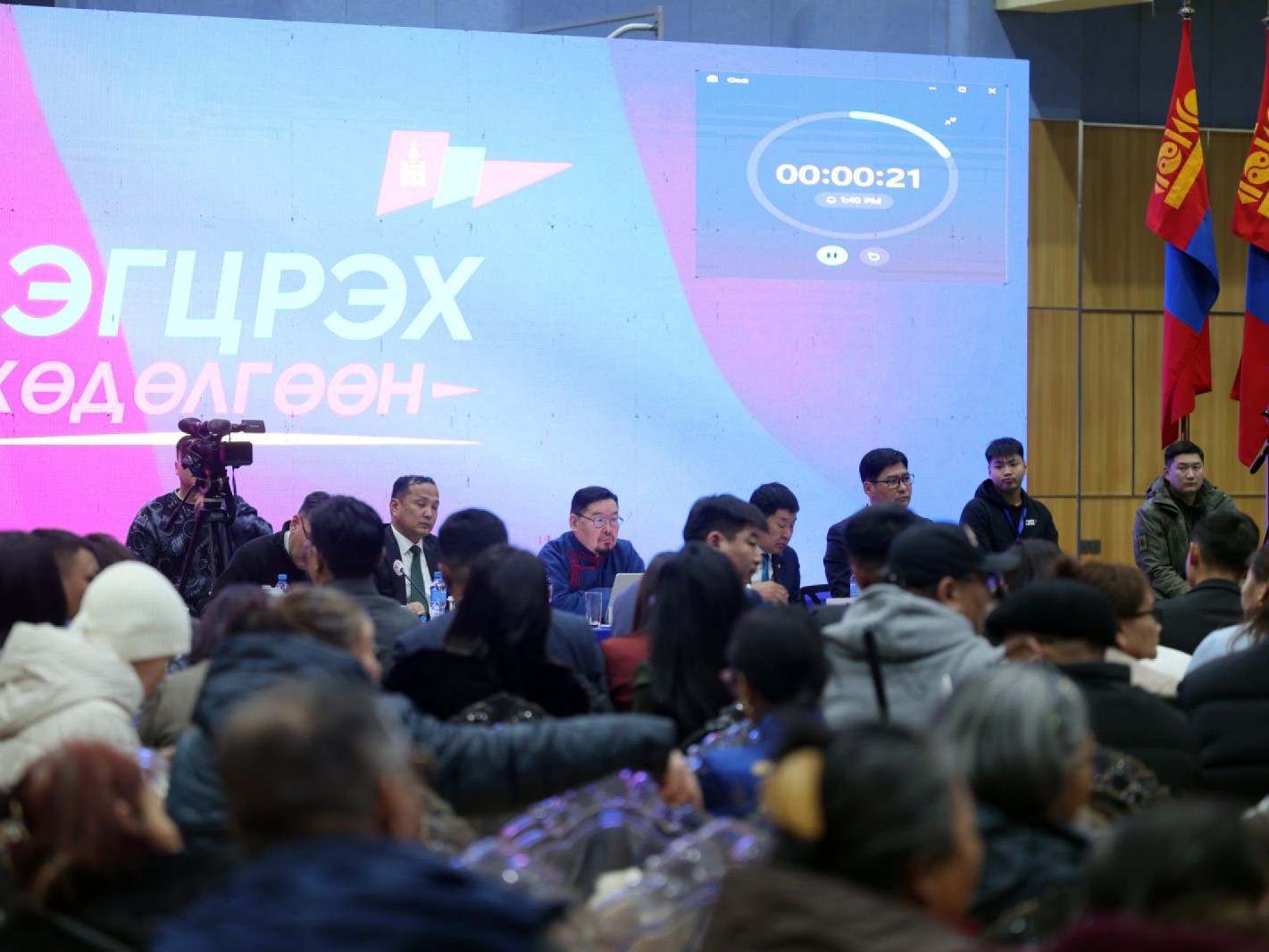 Авлига, газрын маргаан, хариуцлагагүй уул уурхайг цэгцэлж өгөхийг дорноговьчууд Ерөнхий сайдаас хүслээ